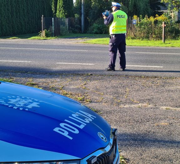 policjant przy radiowozie
