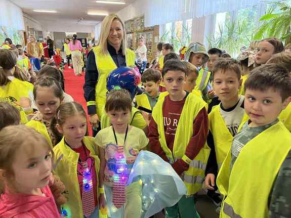 policjantka na spotkaniu w szkole z dziećmi