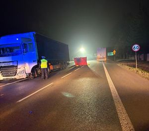 pojazd ciężarowy na miejscu zdarzenia