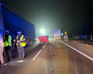 pojazd ciężarowy na miejscu zdarzenia wraz z policjantami