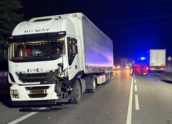 pojazd ciężarowy na miejscu zdarzenia