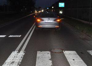 samochód na jezdni przy przejściu dla pieszych