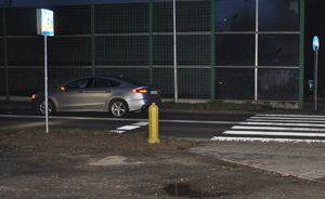 samochód na jezdni przy przejściu dla pieszych