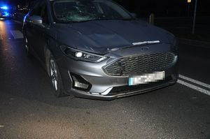 samochód na jezdni w tle oznakowany radiowóz