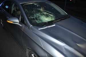 samochód z rozbitą szybą przednią