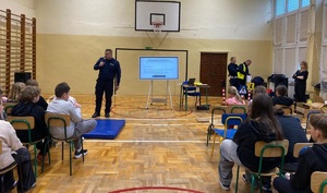 policjant przemawia do młodzieży