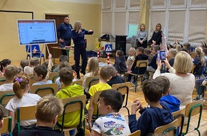 policjant przemawia do młodzieży