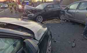 zdjęcie przedstawiające pojazdy biorące udział w zdarzeniu drogowym