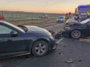 zdjęcie przedstawiające pojazdy biorące udział w zdarzeniu drogowym