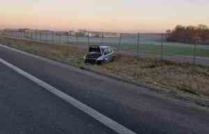 zdjęcie przedstawiające pojazd w rowie