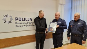 Komendanci składający podziękowania