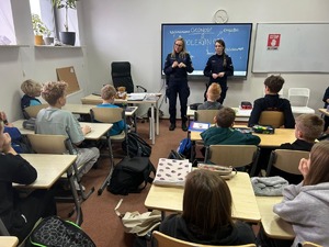policjantki na spotkaniu z młodzieżą