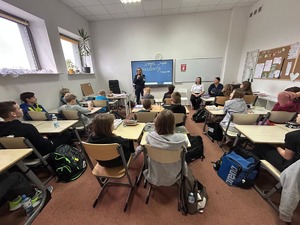 policjantka na spotkaniu z młodzieżą