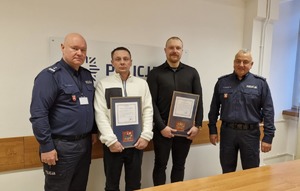 Komendanci wręczający podziękowania