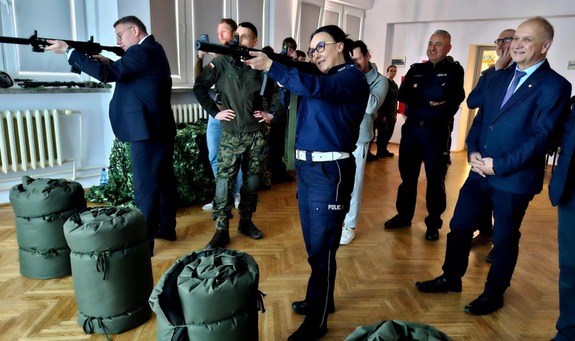 policjanci i zaproszeni goście na strzelnicy