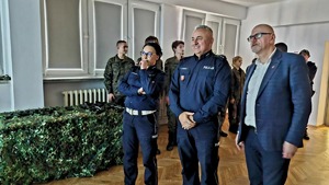 policjanci wraz z dyrektorem na strzelnicy