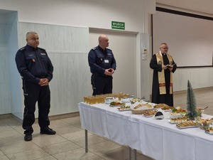 komendanci wraz z księdzem na spotkaniu wigilijnym