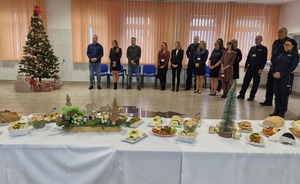 policjanci na spotkaniu wigilijnym