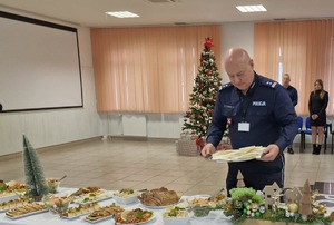 komendant oraz policjanci na spotkaniu wigilijnym