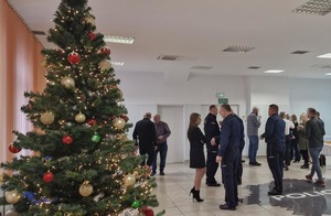 policjanci na spotkaniu wigilijnym