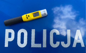 napis policja, urządzenie do badania trzeźwości