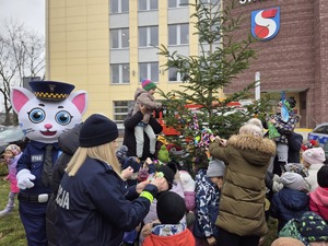 policjantka i dzieci przy choince