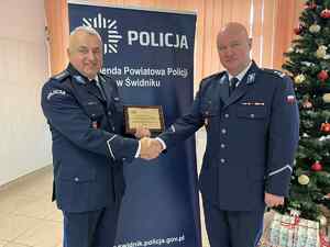 dwóch policjantów ściskających sobie dłoń