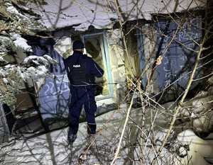 policjant sprawdzający pustostan