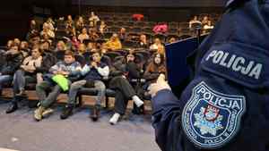 ludzie zgromadzeni na sali