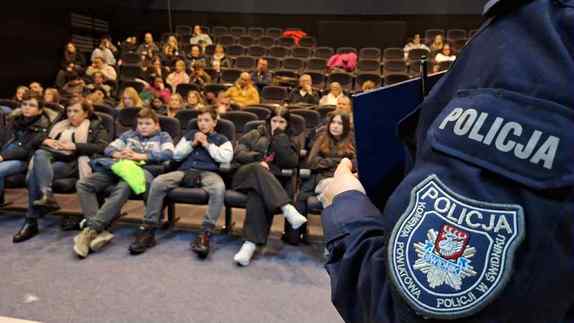 ludzie zgromadzeni na sali