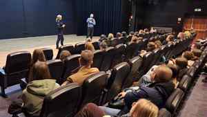 ludzie zgromadzeni na sali