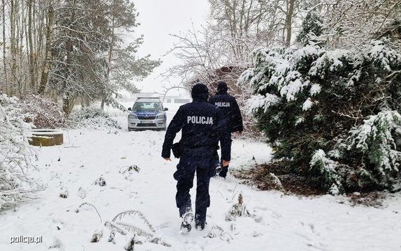 policjanci na śniegu