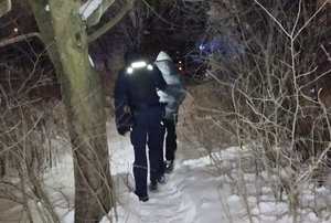 policjant pomaga mężczyźnie