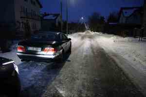 nieoznakowany radiowóz prowadzący kontrole drogową mercedesa