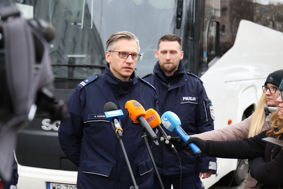 policjanci udzielający wywiadu dla mediów