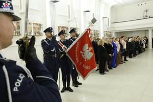 policjanci oraz pracownicy cywilni podczas uroczystej zbiórki