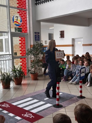 policjantka na spotkaniu profilaktycznym w szkole