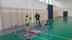 policjant na spotkaniu profilaktycznym w szkole