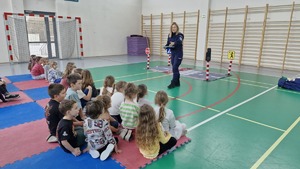 policjantka na spotkaniu profilaktycznym w szkole