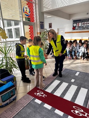 policjantka na spotkaniu profilaktycznym w szkole