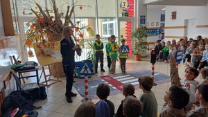 policjantka na spotkaniu profilaktycznym w szkole