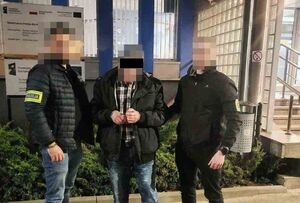 policjanci z zatrzymaną osobą podejrzaną