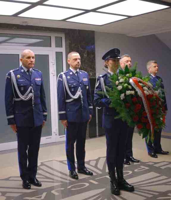 Komendanci Policji oraz policjantka składająca wieniec