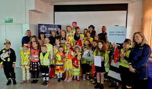 Policjanci wraz z dziećmi podczas konkursu moda na odblaski