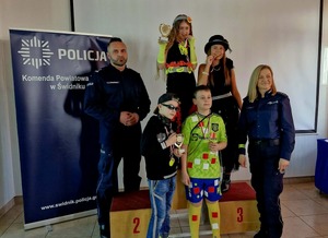 Policjanci wraz z dziećmi podczas konkursu moda na odblaski