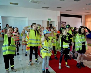dzieci podczas konkursu moda na odblaski