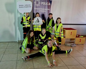 dzieci podczas konkursu moda na odblaski