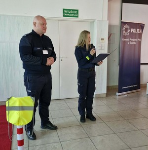 Komendant Powiatowy Policji w Świdniku wraz z policjantką podczas konkursu moda na odblaski