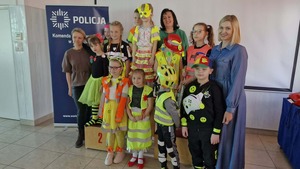 uczniowie wraz z opiekunem podczas konkursu moda na odblaski