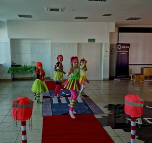 dzieci podczas konkursu moda na odblaski